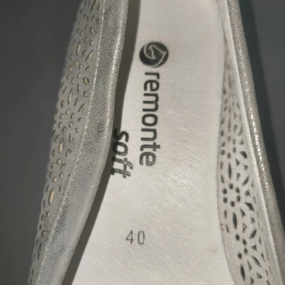 Remonte Women's Gray Perforated Flats